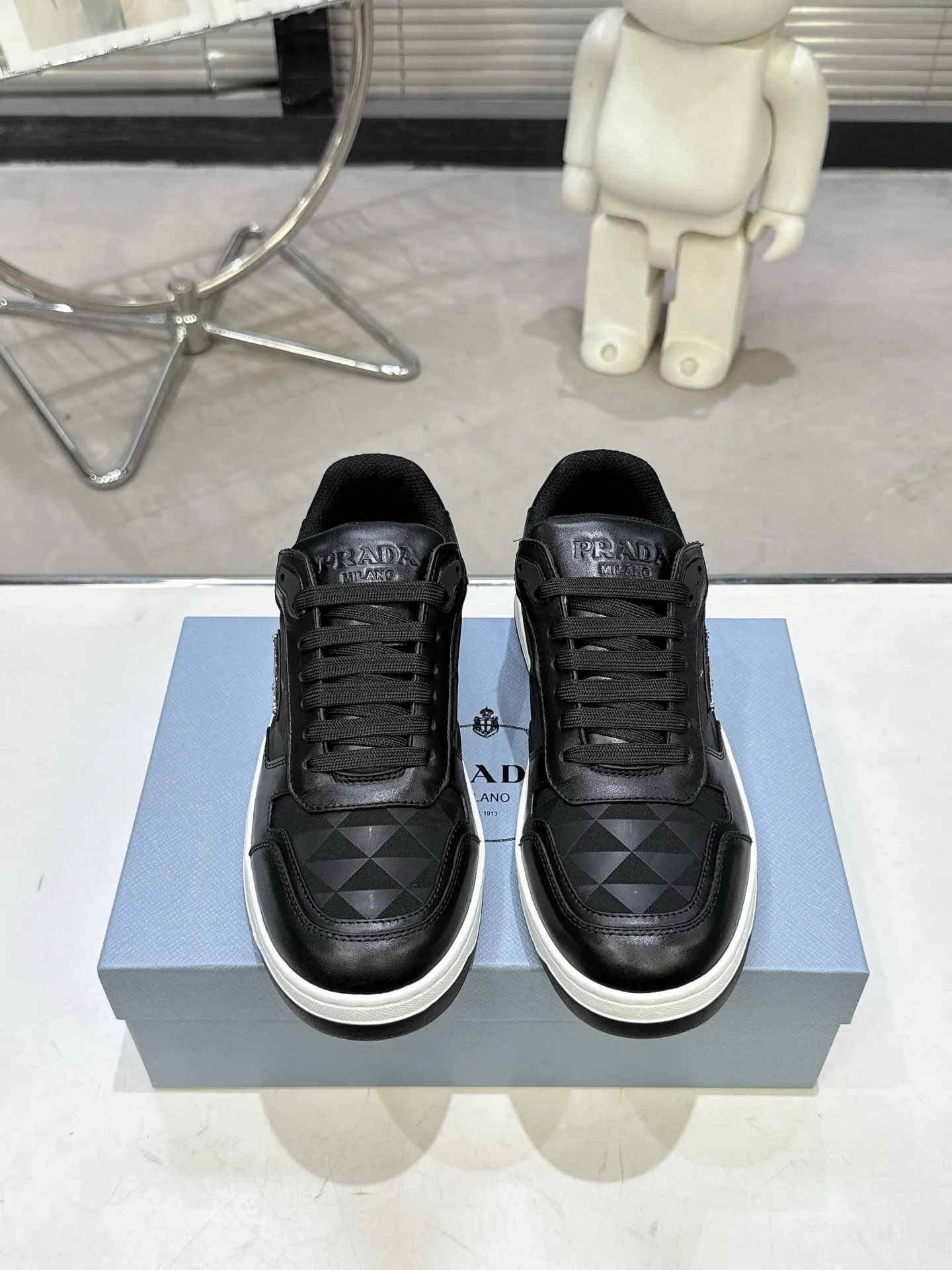 👟👟Ex-factory price 580👟👟 Couple style Prada Latest Downtown Bold series Triangle logo Casual sneakers White shoes Original purchase, development and production Downtown Bold sneakers are inspired by the basketball shoes of the 1980s, with a sporty design and exquisite details. Crafted from perforated leather, the statement platform sole provides a unique, modern style. The Prada logo is interpreted from different angles, decorated with the iconic enameled triangular metal logo, highlighting the unique classic style. Exquisite packaging at the delivery counter🛍📦 ▪️Fabric: Original custom imported first-layer cowhide ▪️Lining: Original imported soft sheepskin ▪️Outsole: Original open-molded rubber bottom material ▪️Size: Women's 35-40 Men's 39-45